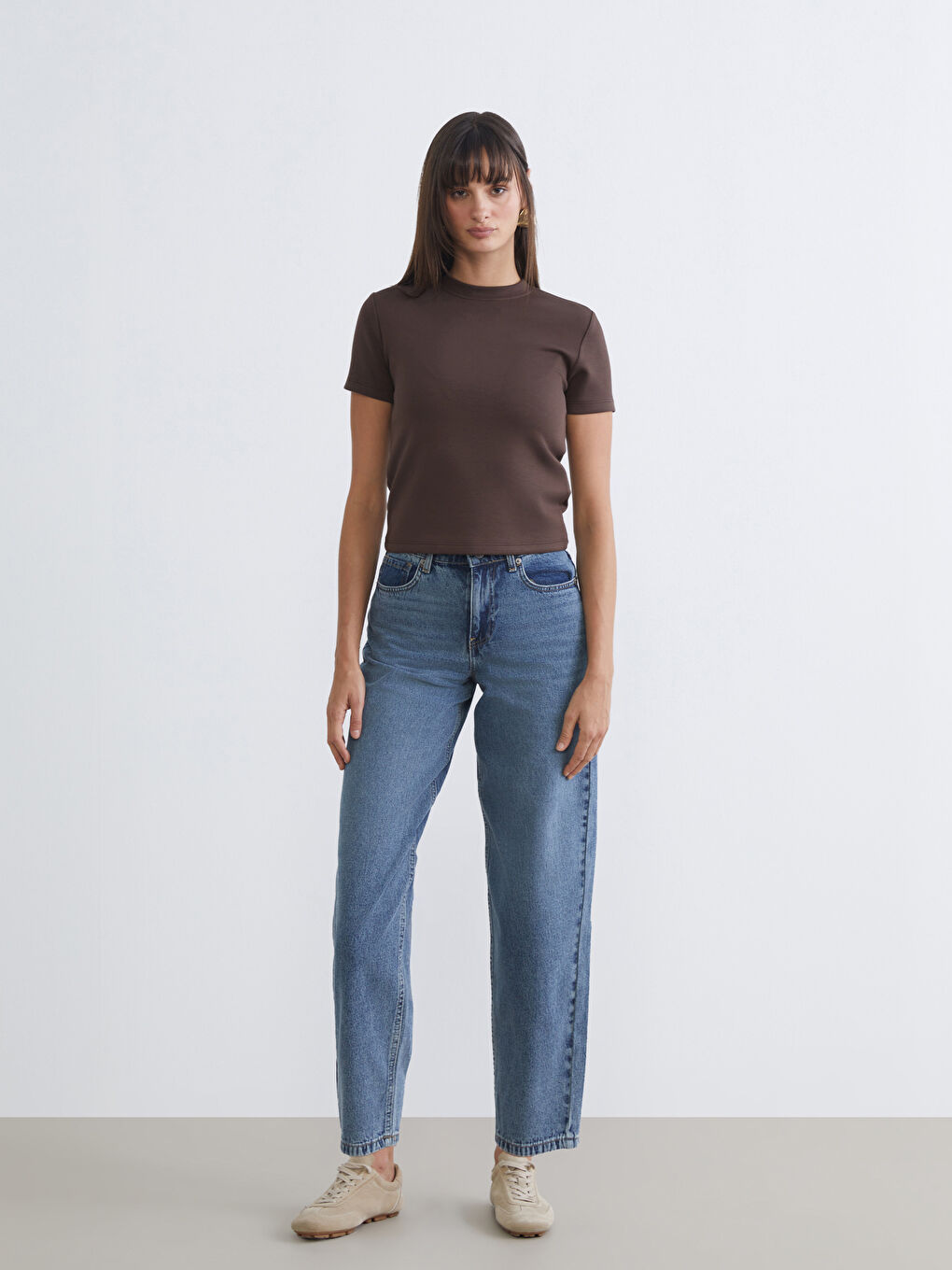 Kahverengi Dik Yaka Kadın Tişört-1