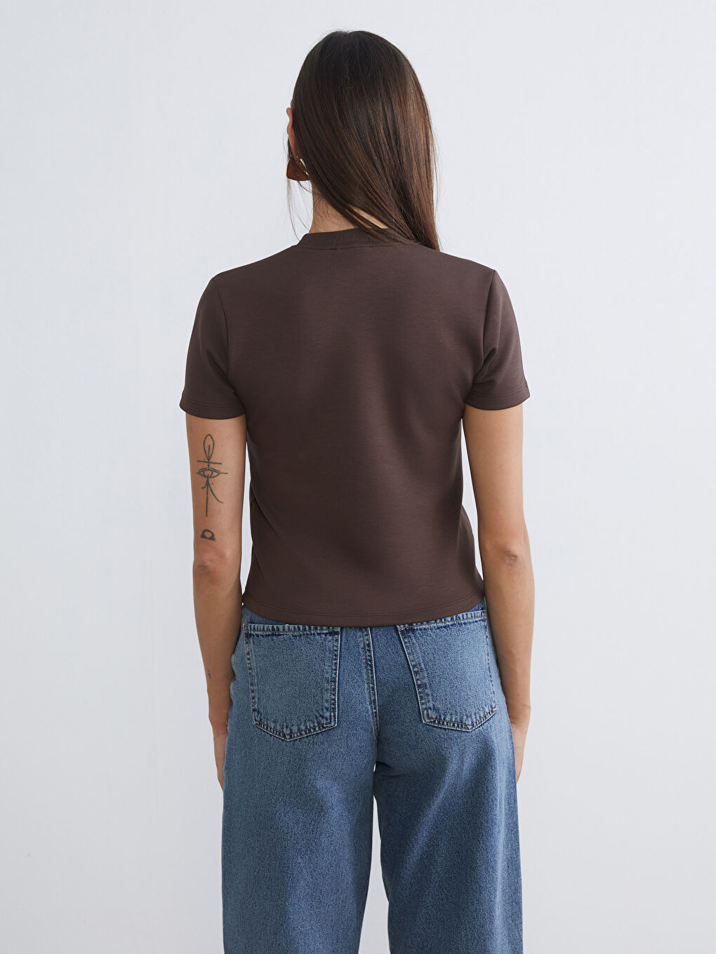 Kahverengi Dik Yaka Kadın Tişört-3