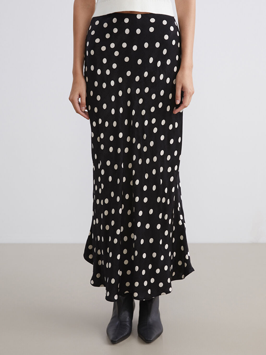 Siyah Beli Lastikli Puantiyeli Etek-1