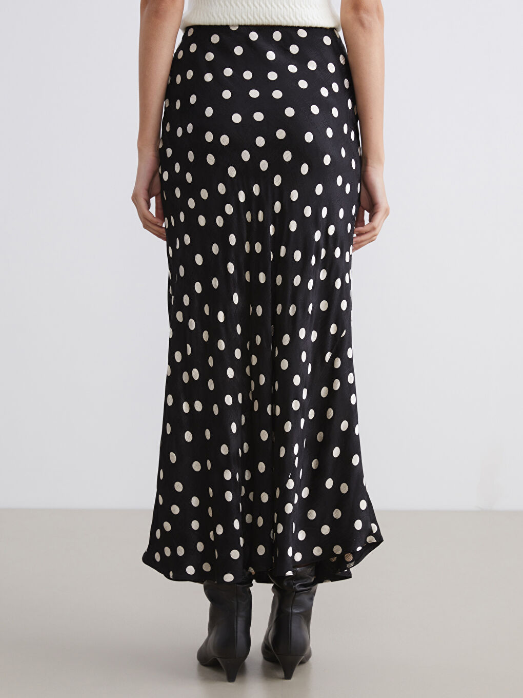 Siyah Beli Lastikli Puantiyeli Etek-3