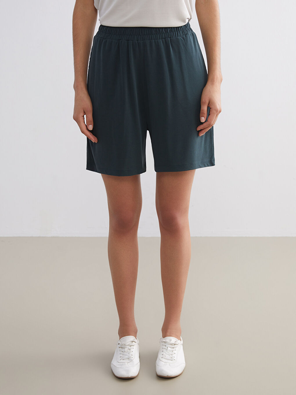 Siyah Beli Lastikli Kadın Şort-3