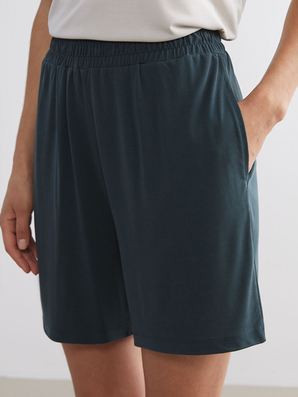 Siyah Beli Lastikli Kadın Şort-5