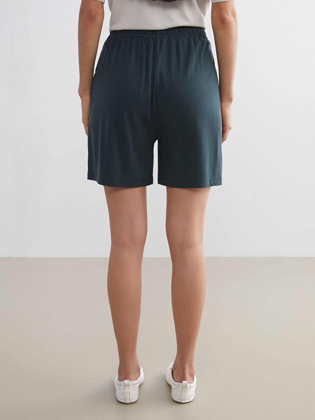 Siyah Beli Lastikli Kadın Şort-7