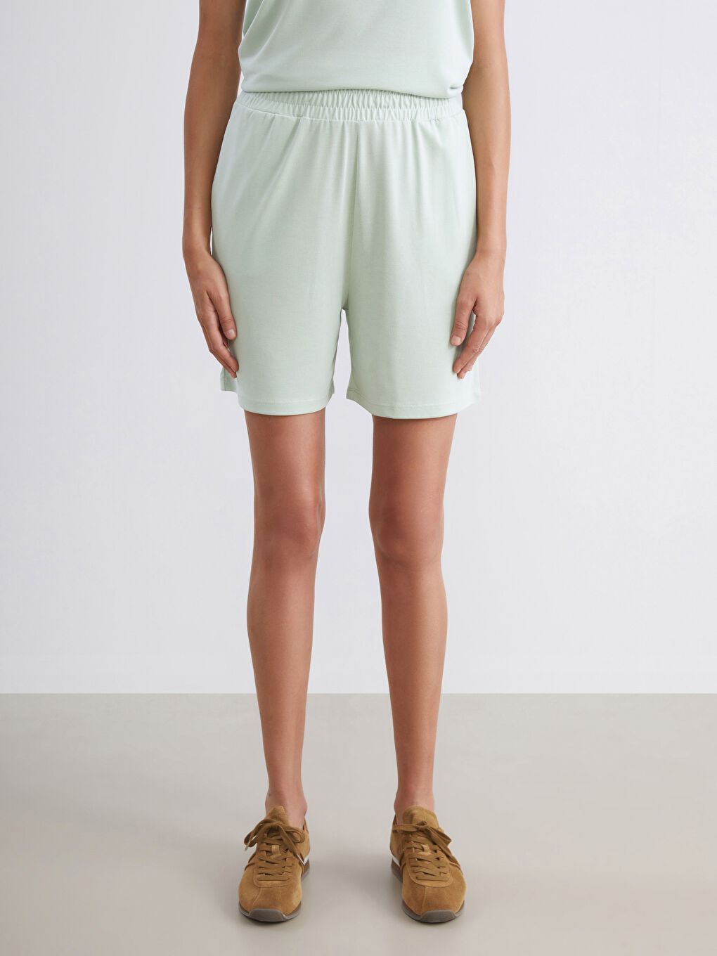 Yeşil Beli Lastikli Kadın Şort-1