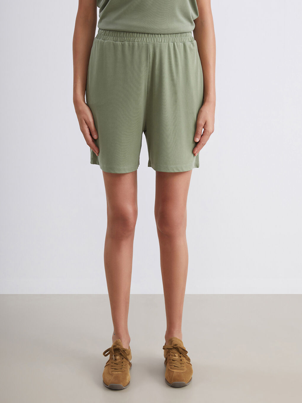 Yeşil Beli Lastikli Kadın Şort-1