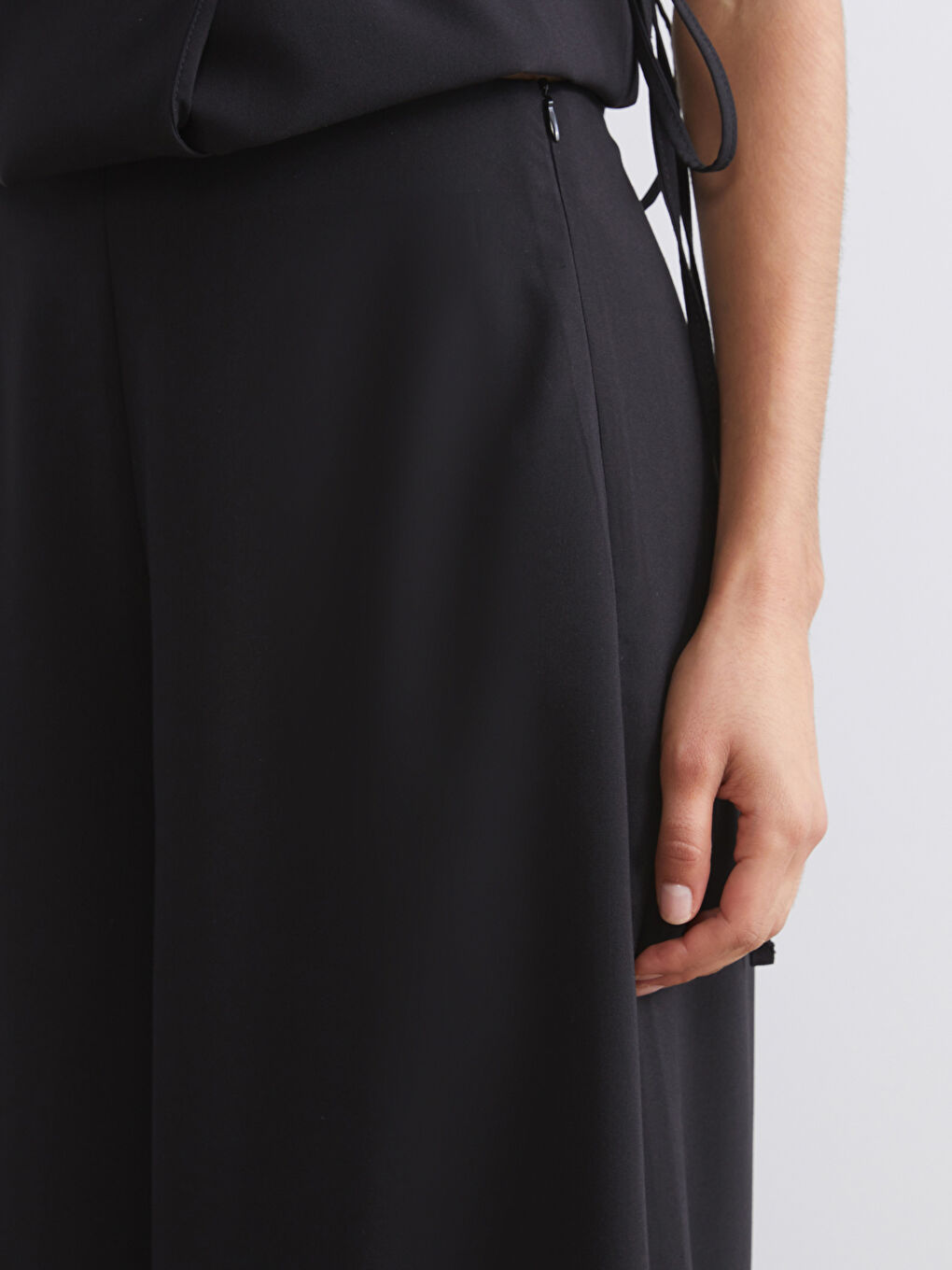 Siyah Beli Fermuarlı Geniş Paça Kadın Pantolon-2