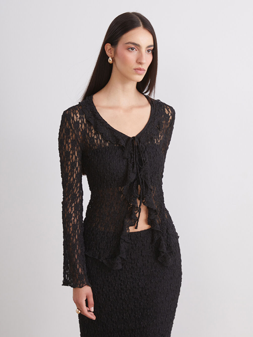 Siyah Bağlamalı Yaka Ajurlu Dantelli Kadın Hırka-1