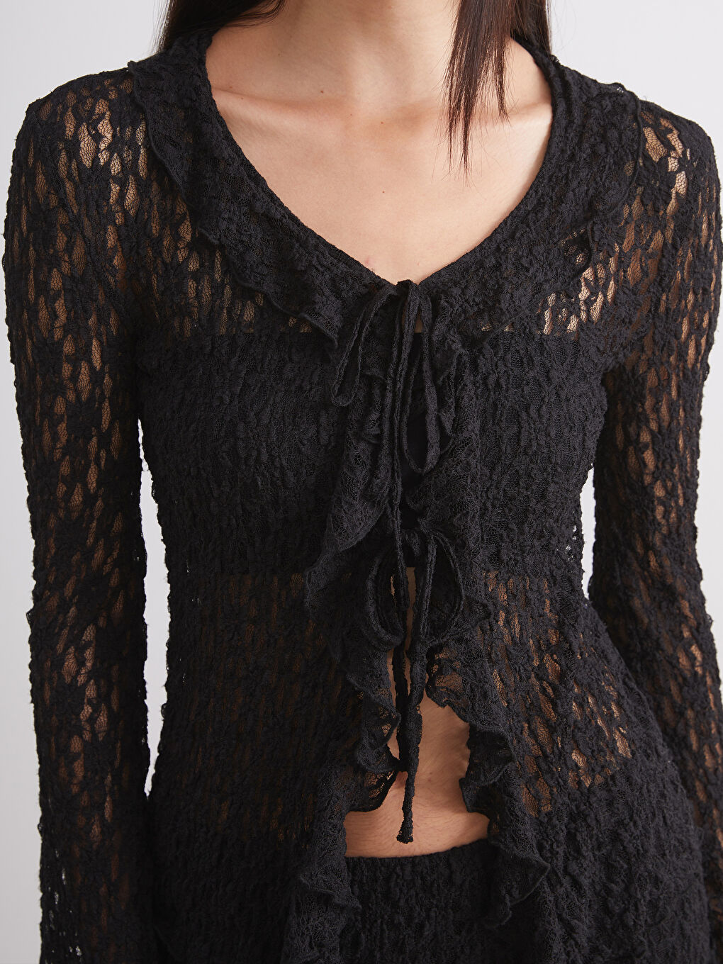 Siyah Bağlamalı Yaka Ajurlu Dantelli Kadın Hırka-2