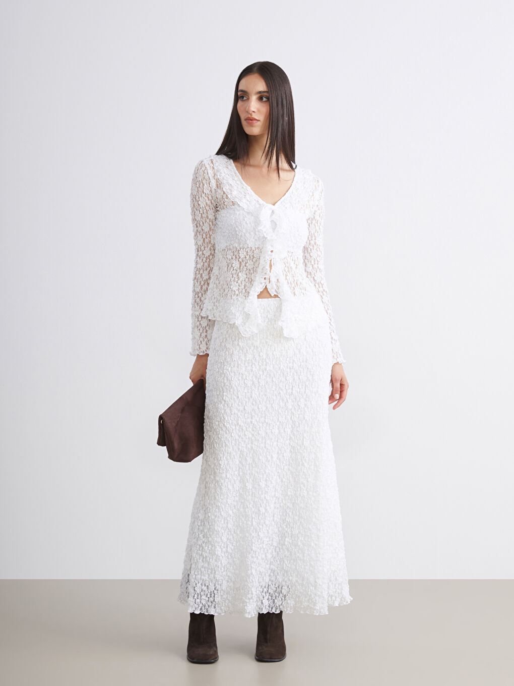 Beyaz Bağlamalı Yaka Ajurlu Dantelli Kadın Hırka