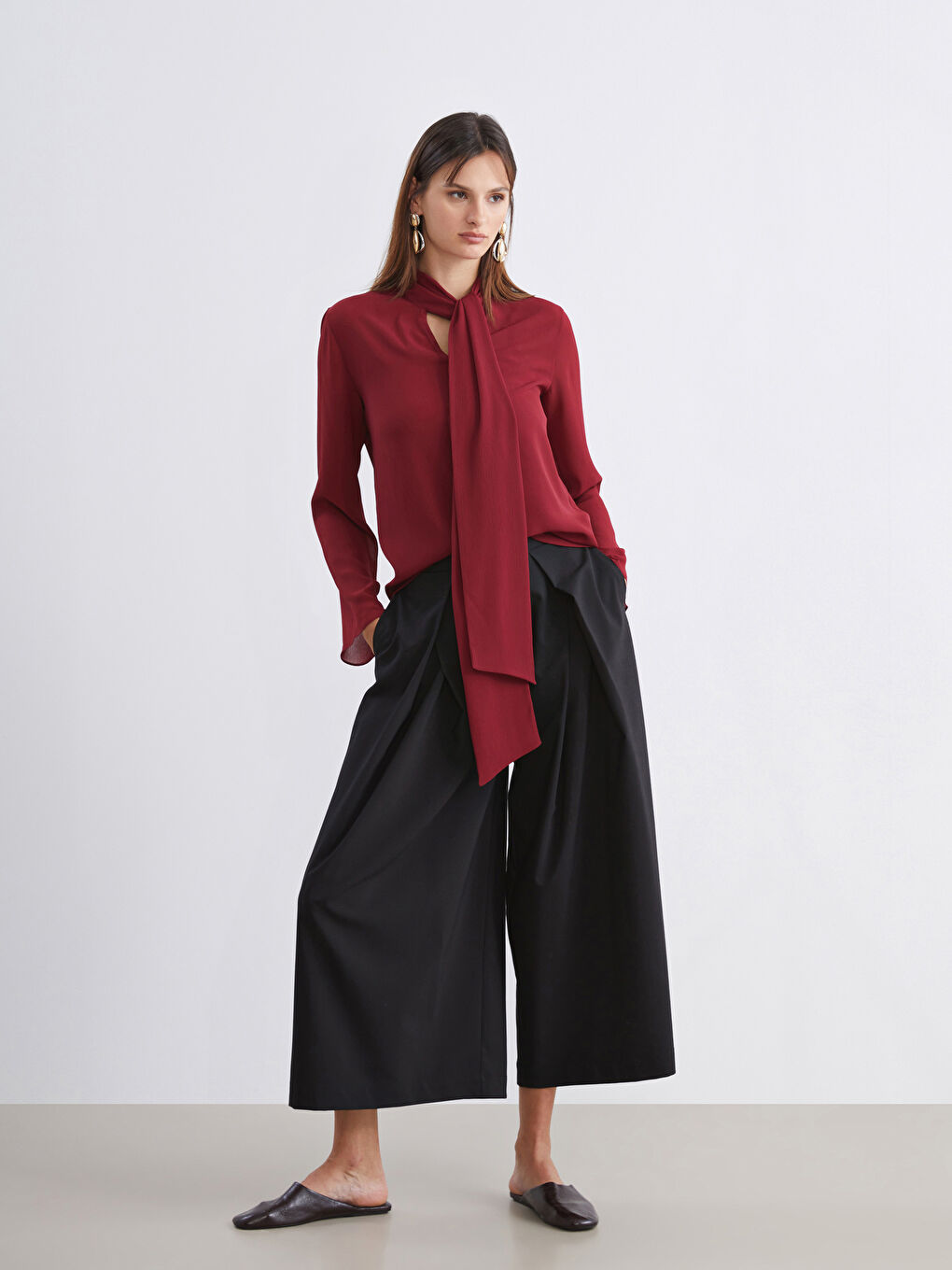 Siyah Standart Fit Kadın Pileli Pantolon