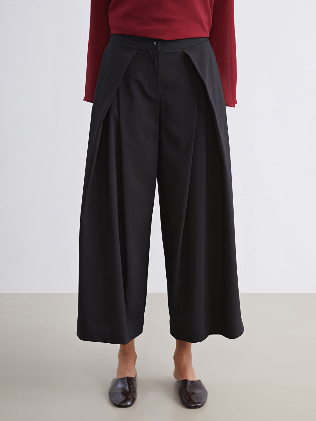 Siyah Standart Fit Kadın Pileli Pantolon-1