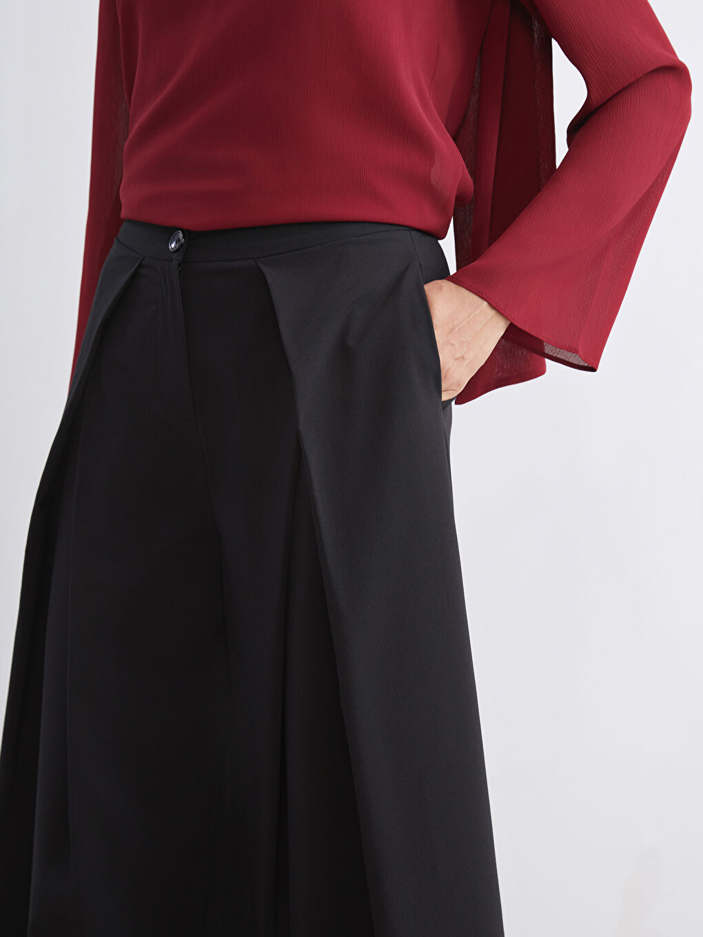 Siyah Standart Fit Kadın Pileli Pantolon-2