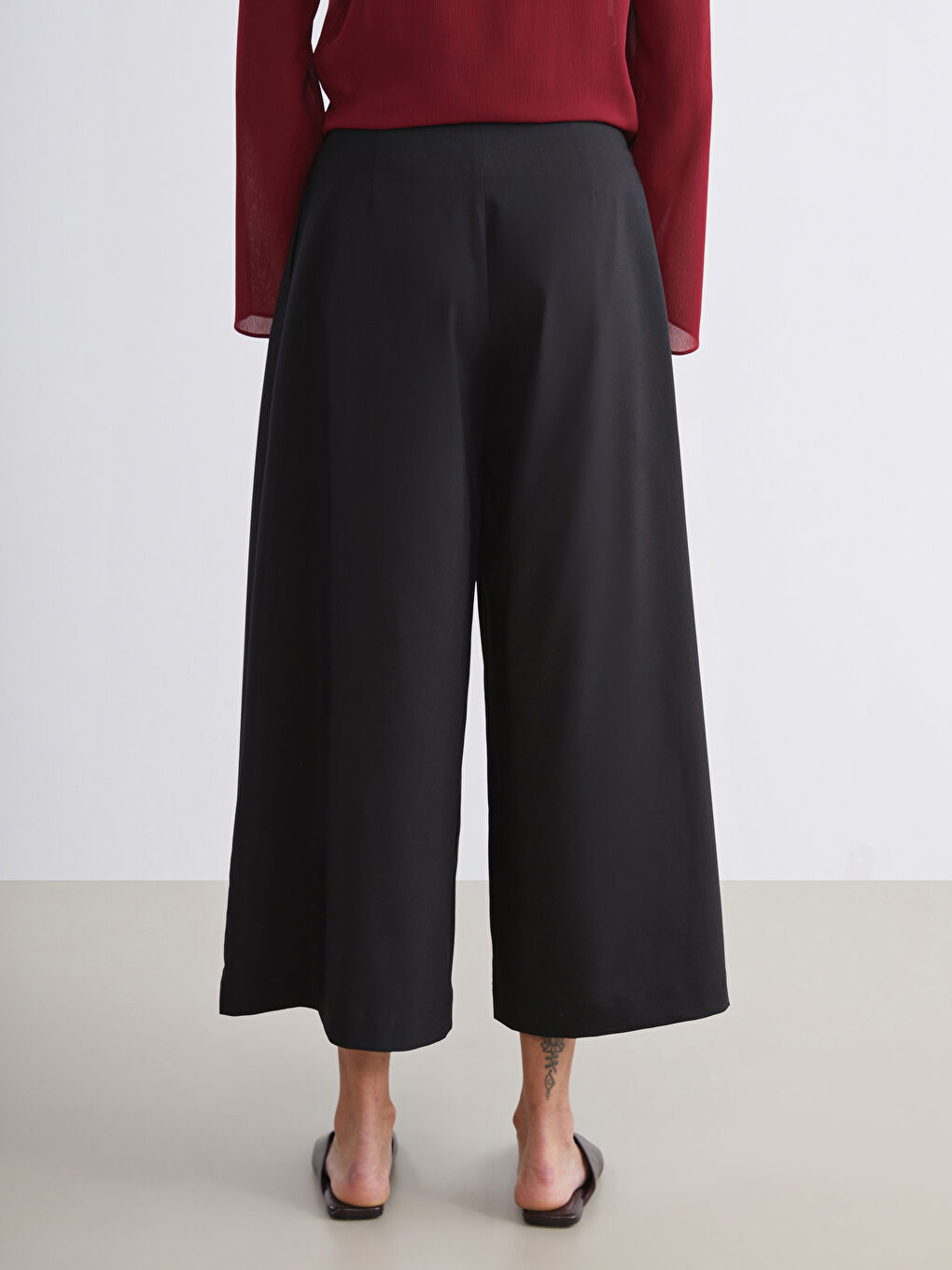 Siyah Standart Fit Kadın Pileli Pantolon-3