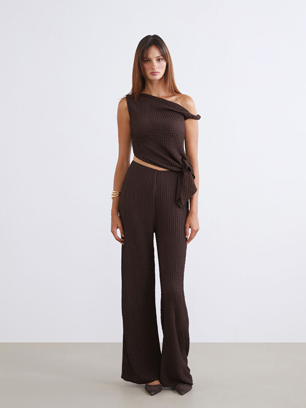 Kahverengi Tek Omuz Dokulu Bluz-1