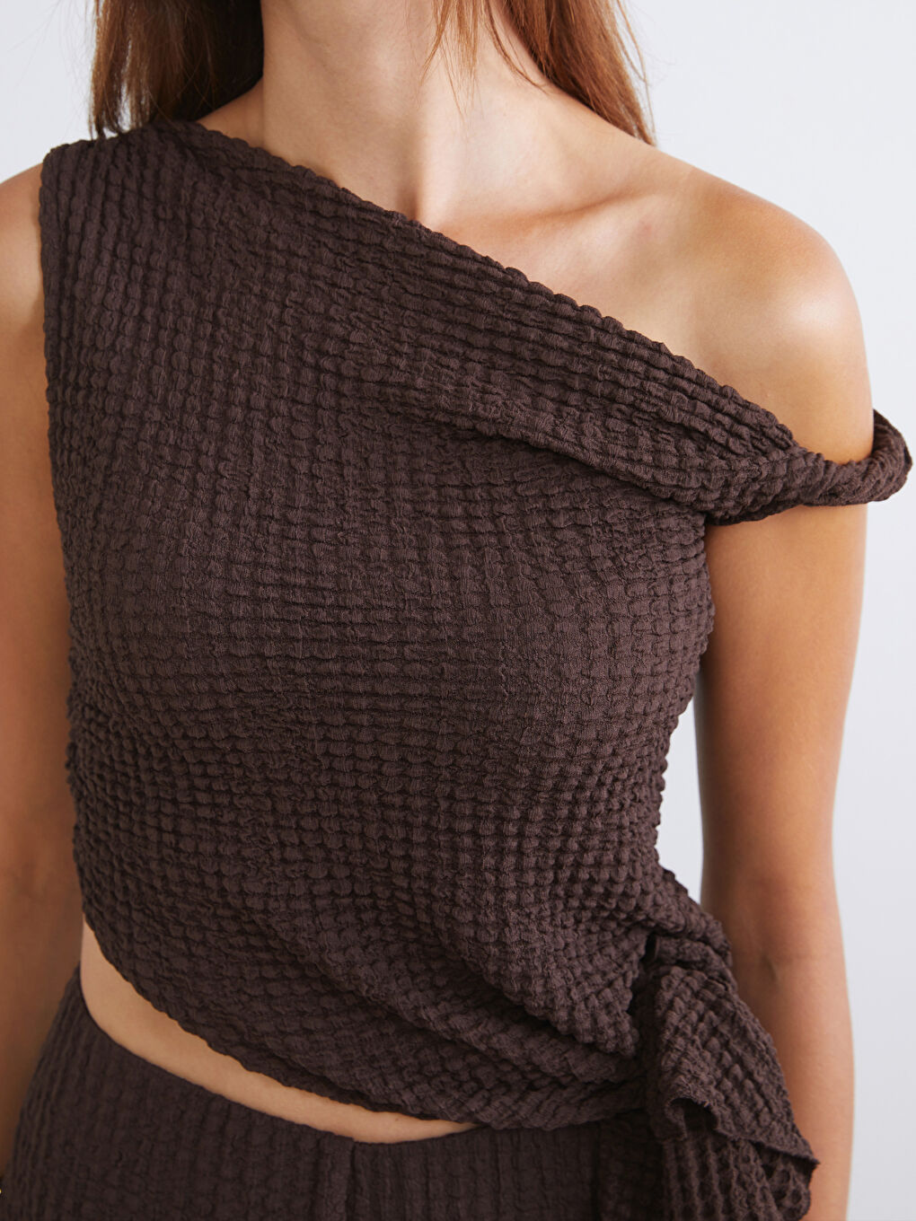 Kahverengi Tek Omuz Dokulu Bluz-2