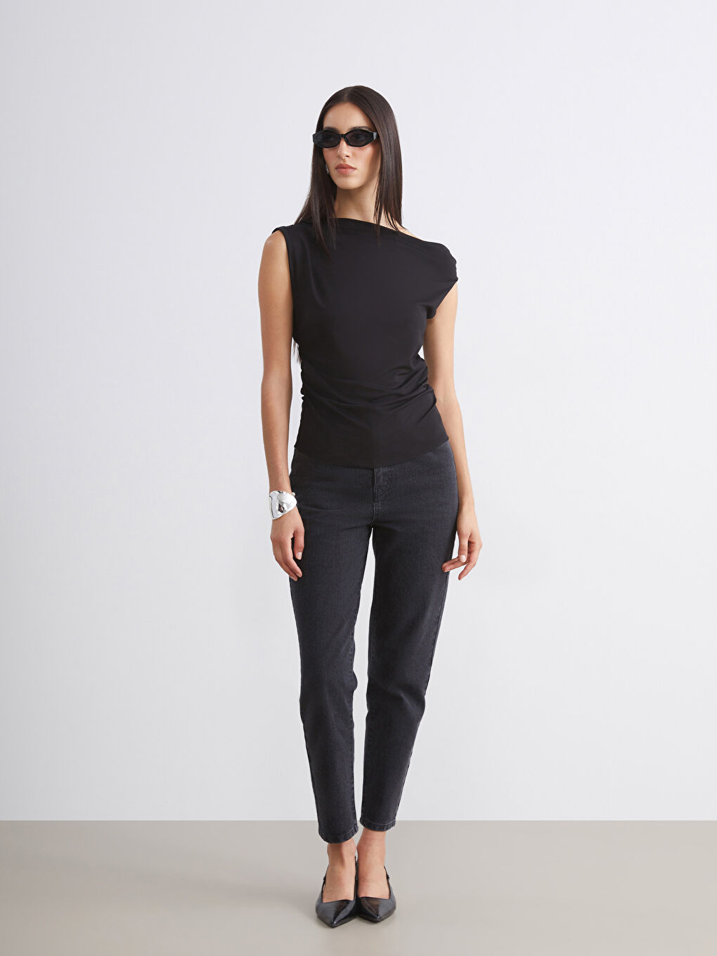 Siyah Kayık Yaka Büzgülü Bluz-1