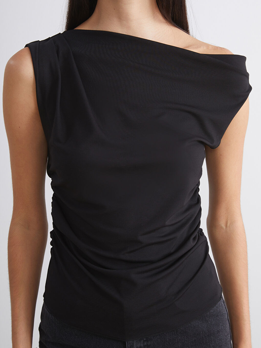 Siyah Kayık Yaka Büzgülü Bluz-2
