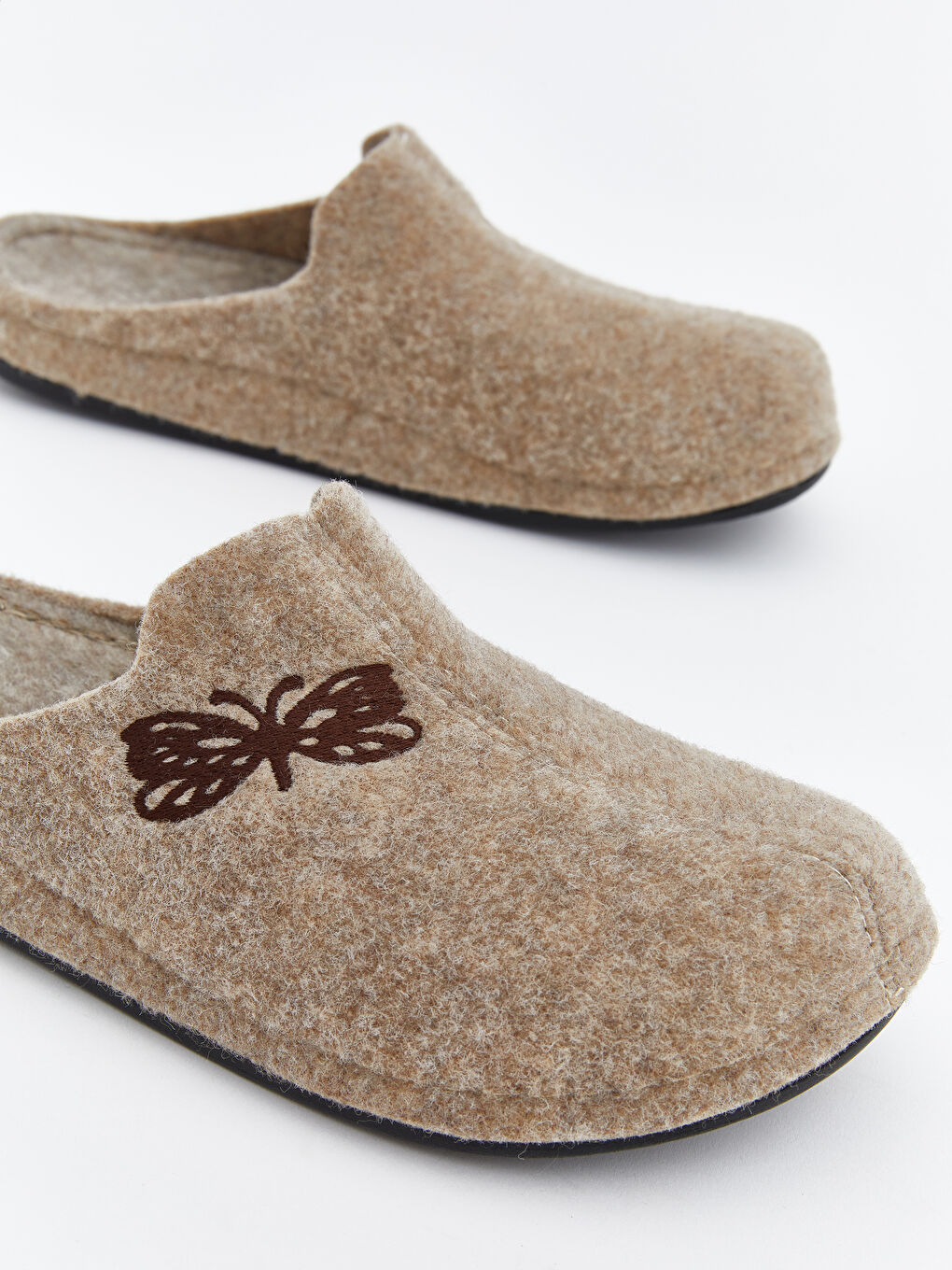 Bej Kelebek Nakışlı Kadın Ev Terliği-2