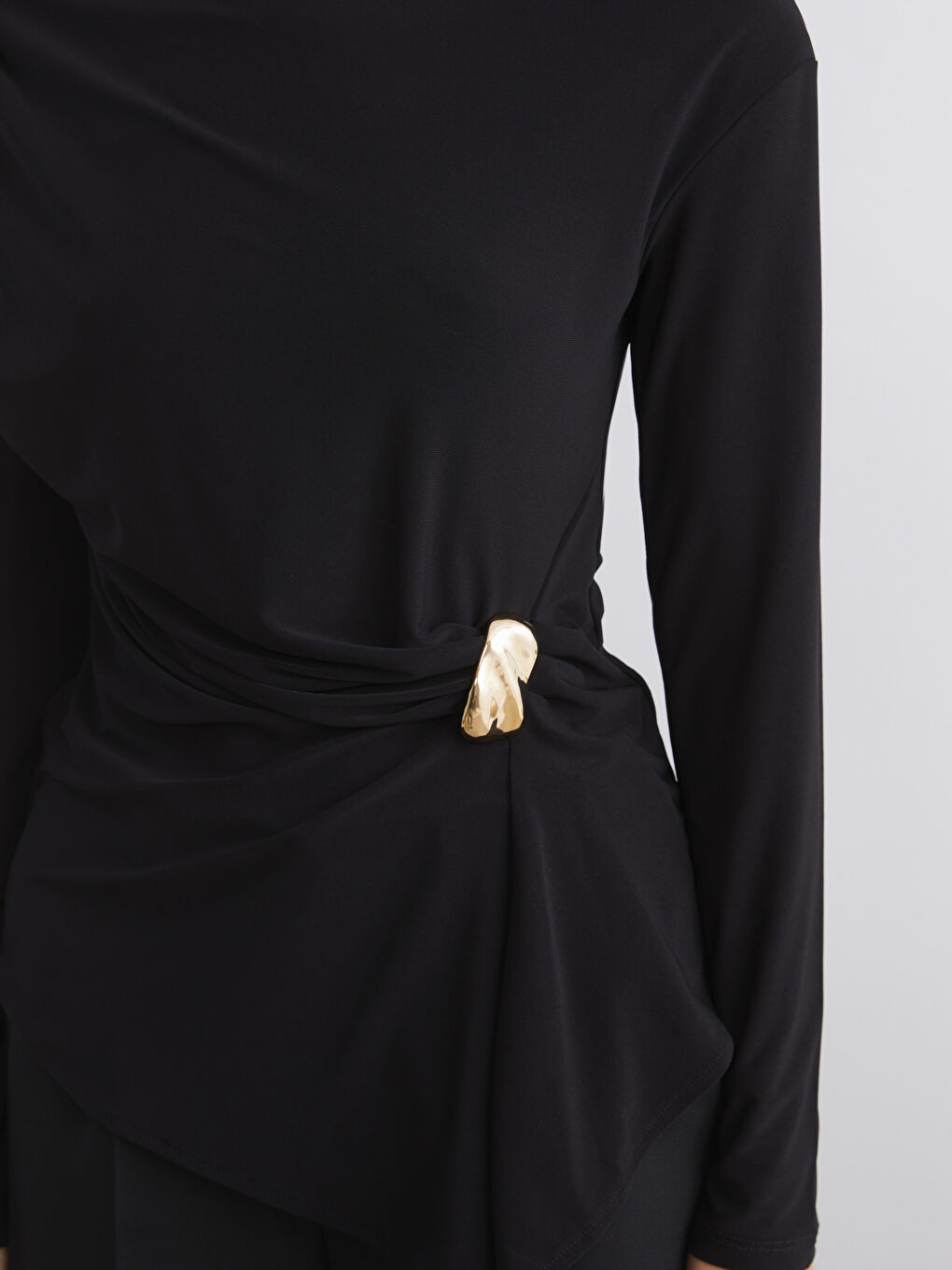 Siyah Kayık Yaka Büzgülü Bluz-2