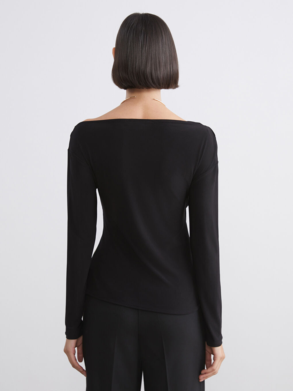 Siyah Kayık Yaka Büzgülü Bluz-3
