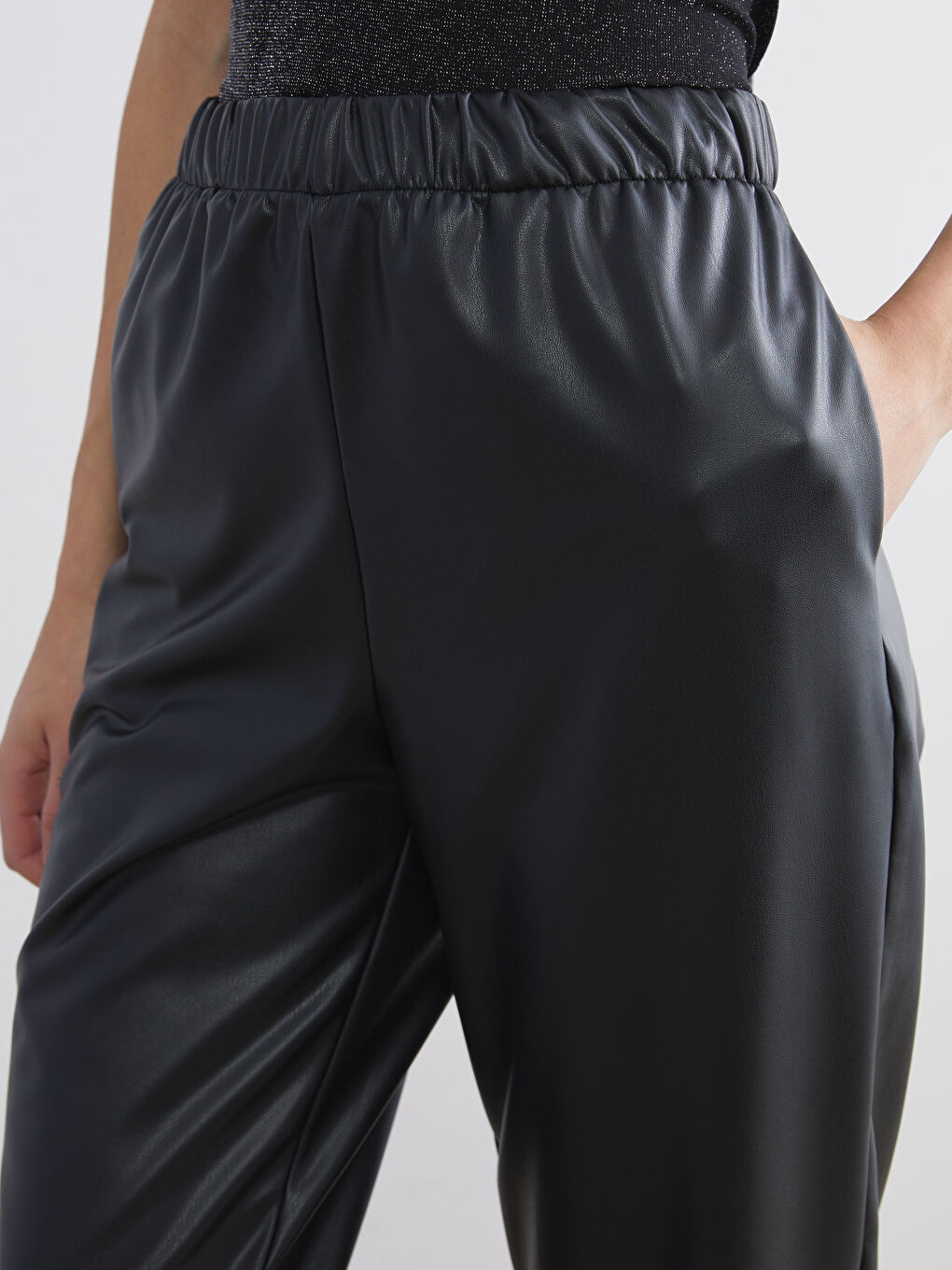 Siyah Beli Lastikli Deri Görünümlü Kadın Pantolon-2