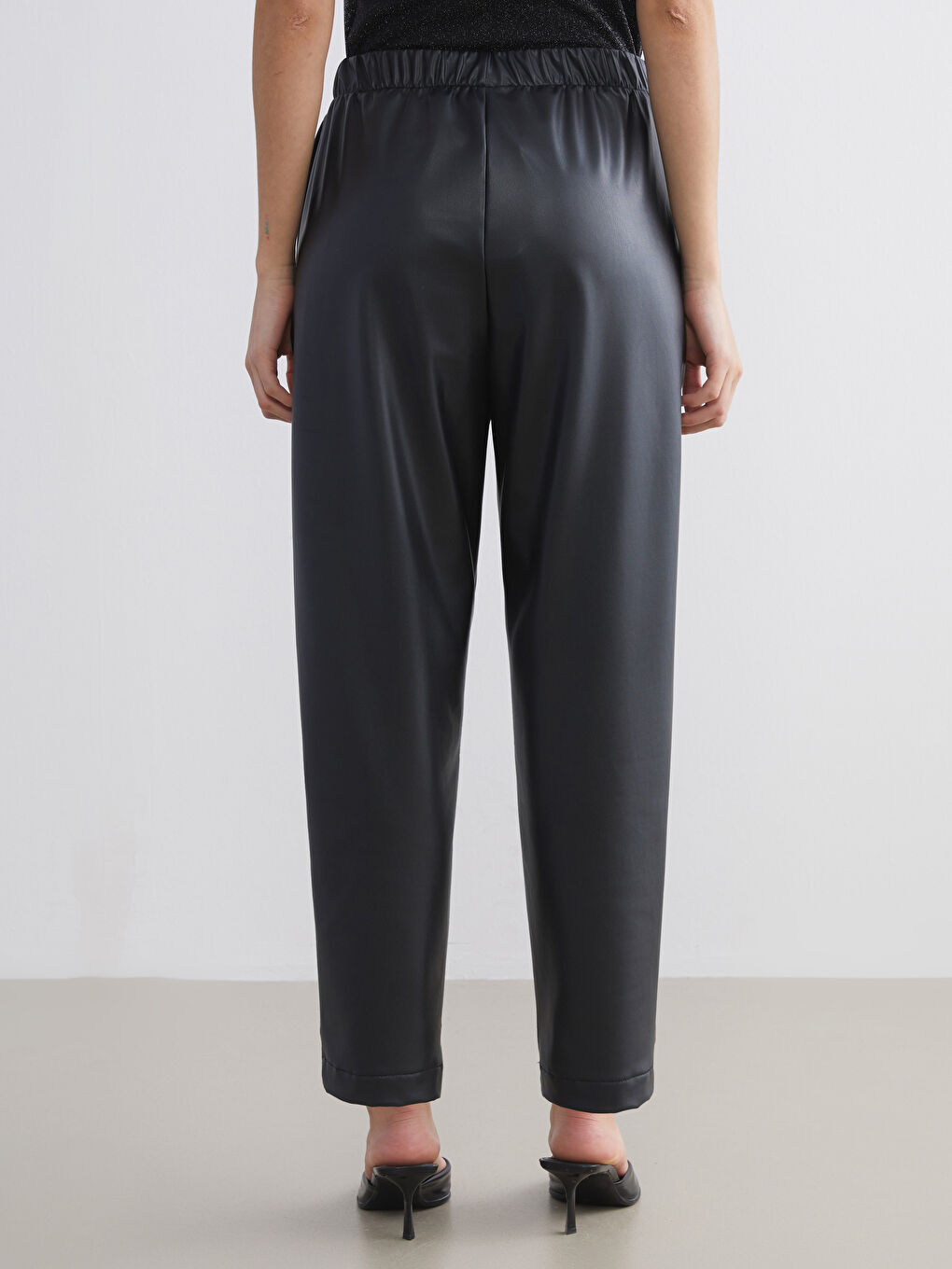 Siyah Beli Lastikli Deri Görünümlü Kadın Pantolon-3
