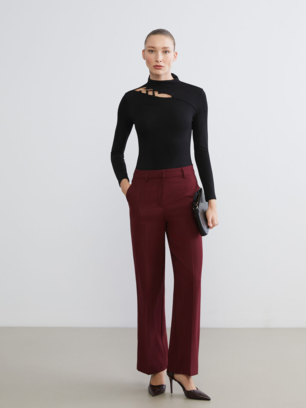 Siyah Dik Yaka Pencere Detaylı Kadın Tişört-1