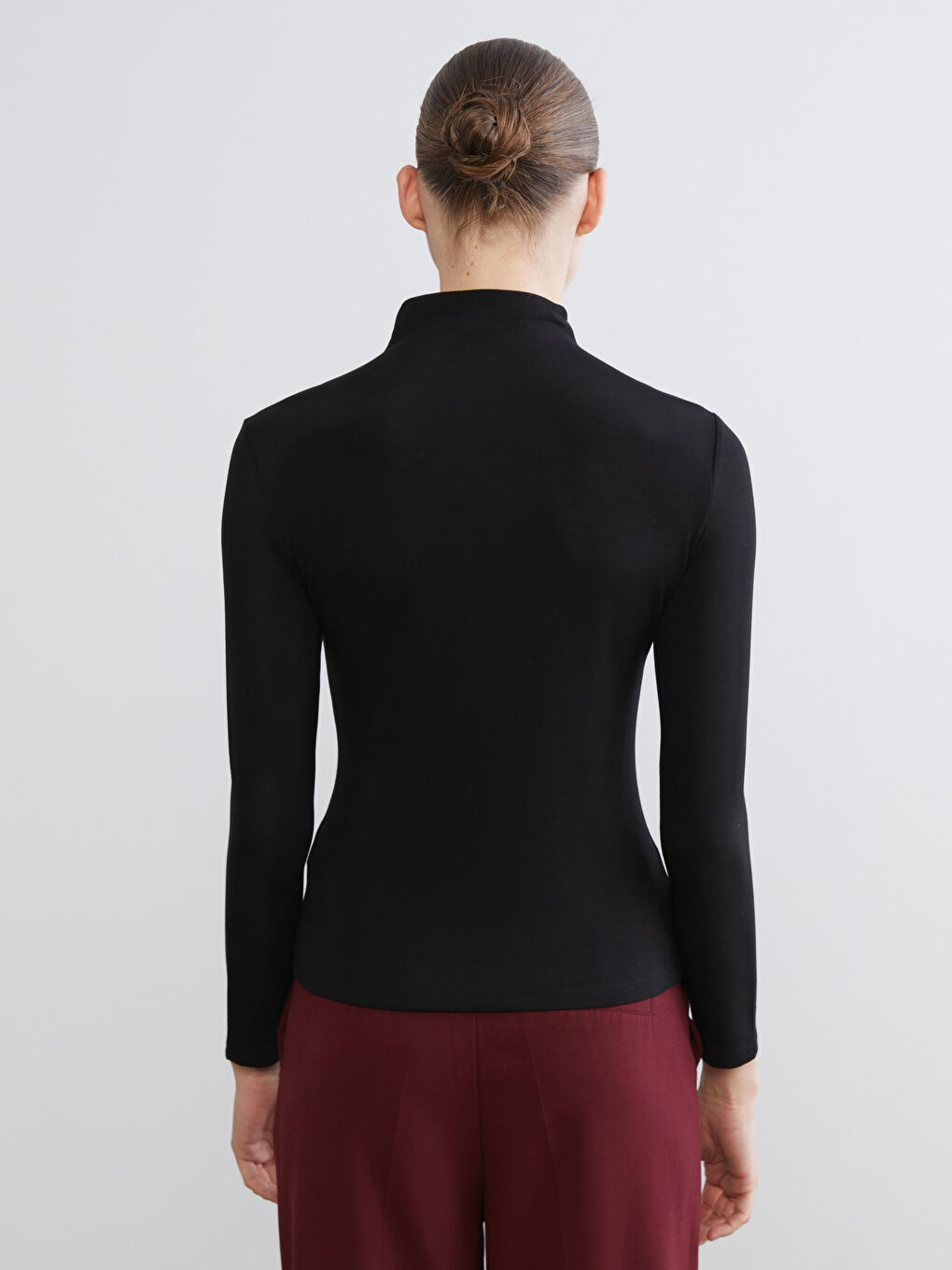 Siyah Dik Yaka Pencere Detaylı Kadın Tişört-3