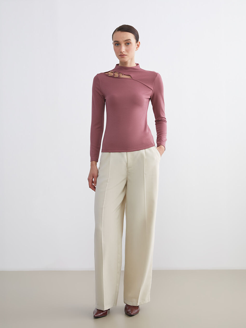 Pembe Dik Yaka Pencere Detaylı Kadın Tişört-1