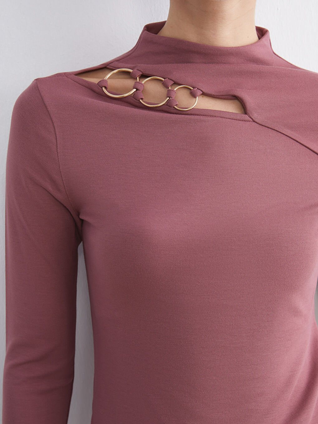 Pembe Dik Yaka Pencere Detaylı Kadın Tişört-2