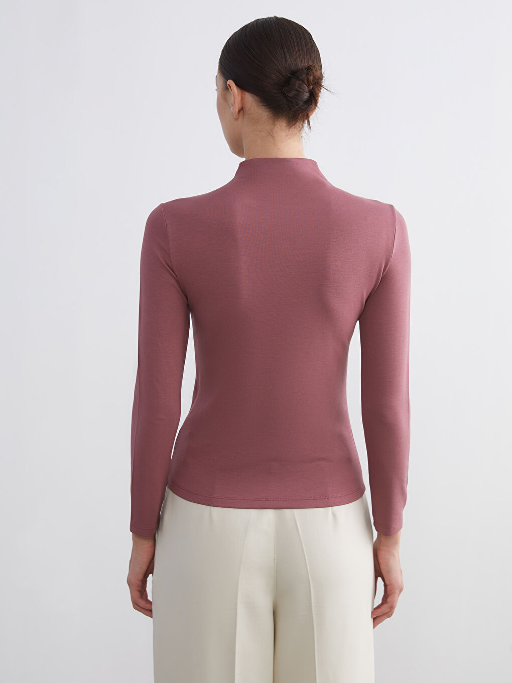 Pembe Dik Yaka Pencere Detaylı Kadın Tişört-3