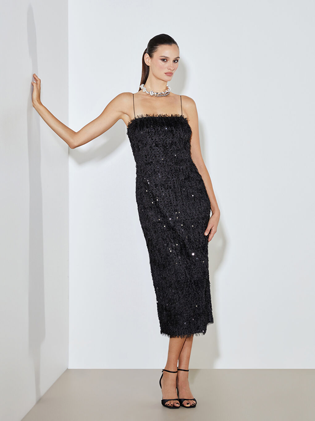 Siyah Kare Yaka Pul İşlemeli Elbise-1