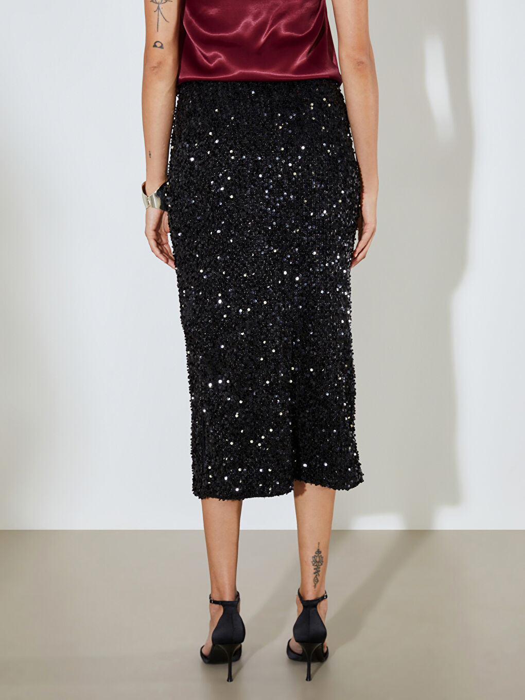 Siyah Dar Fit Pul Payetli Yırtmaçlı Etek-4