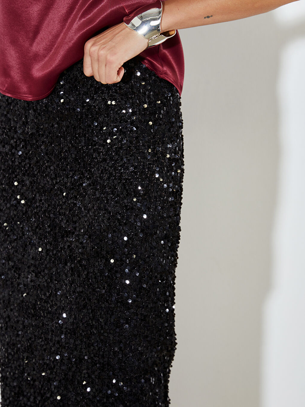 Siyah Dar Fit Pul Payetli Yırtmaçlı Etek-3