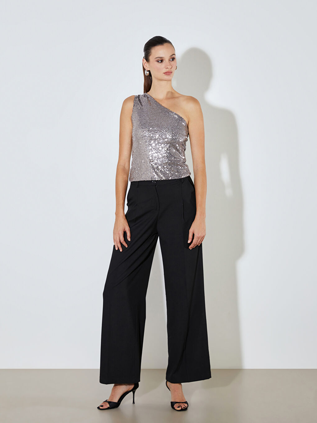 Gri Tek Omuz Pul Payetli Bluz-1