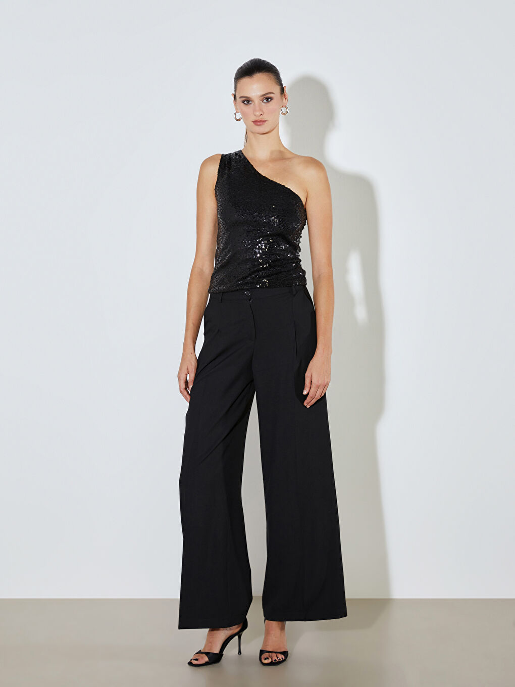 Siyah Tek Omuz Pul Payetli Bluz-1