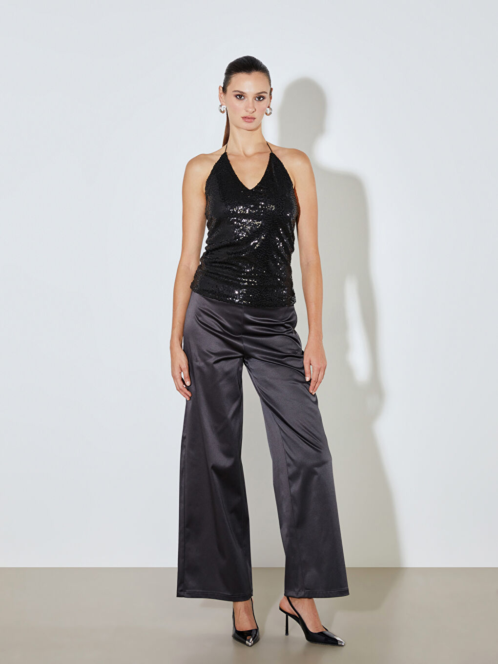 Siyah Halter Yaka Pul Payetli Bluz-1