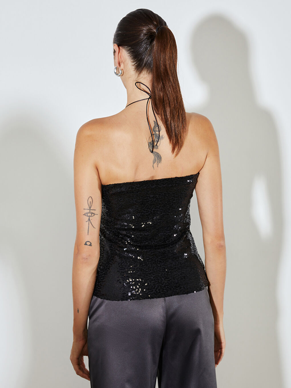 Siyah Halter Yaka Pul Payetli Bluz-3