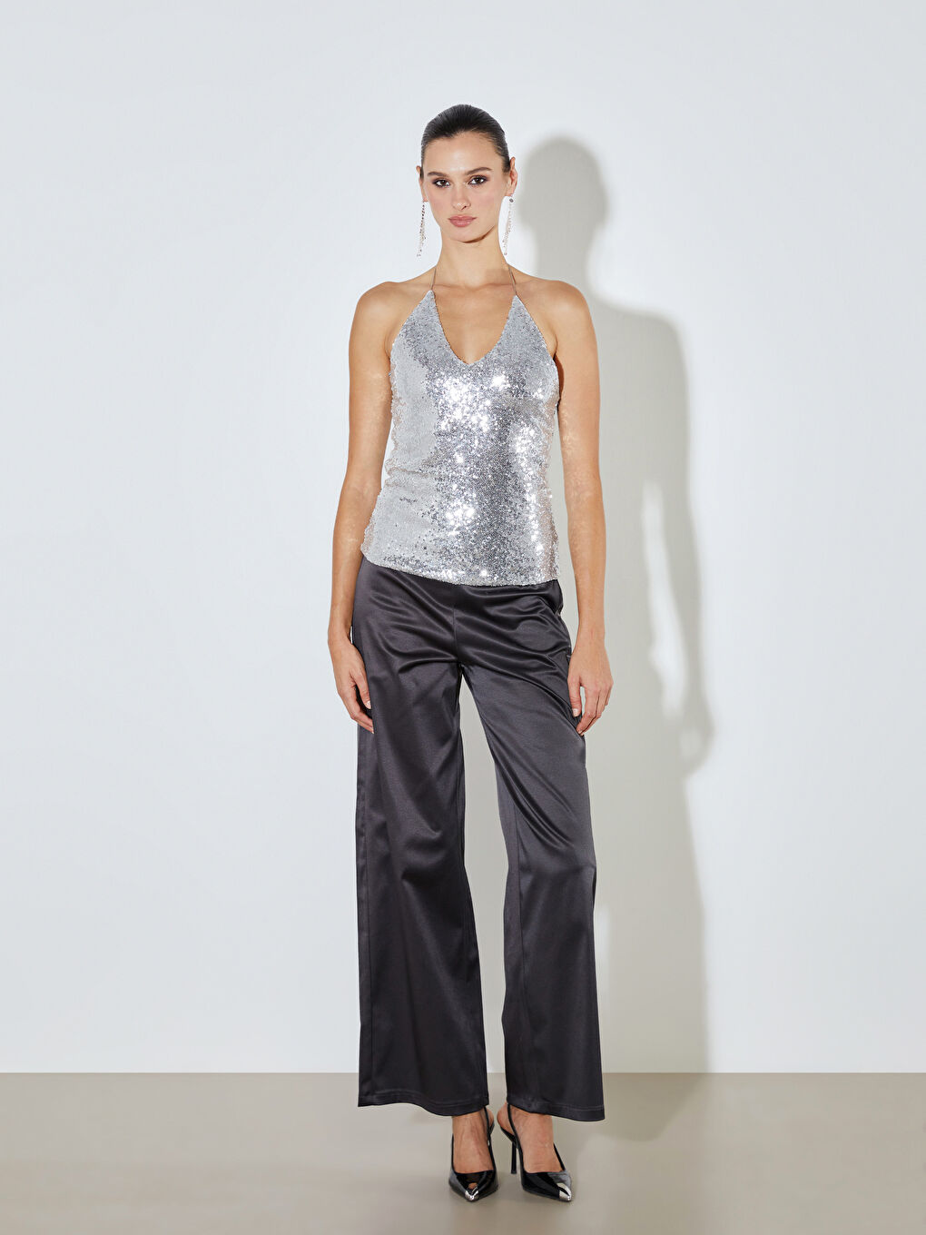 Gri Halter Yaka Pul Payetli Bluz-1