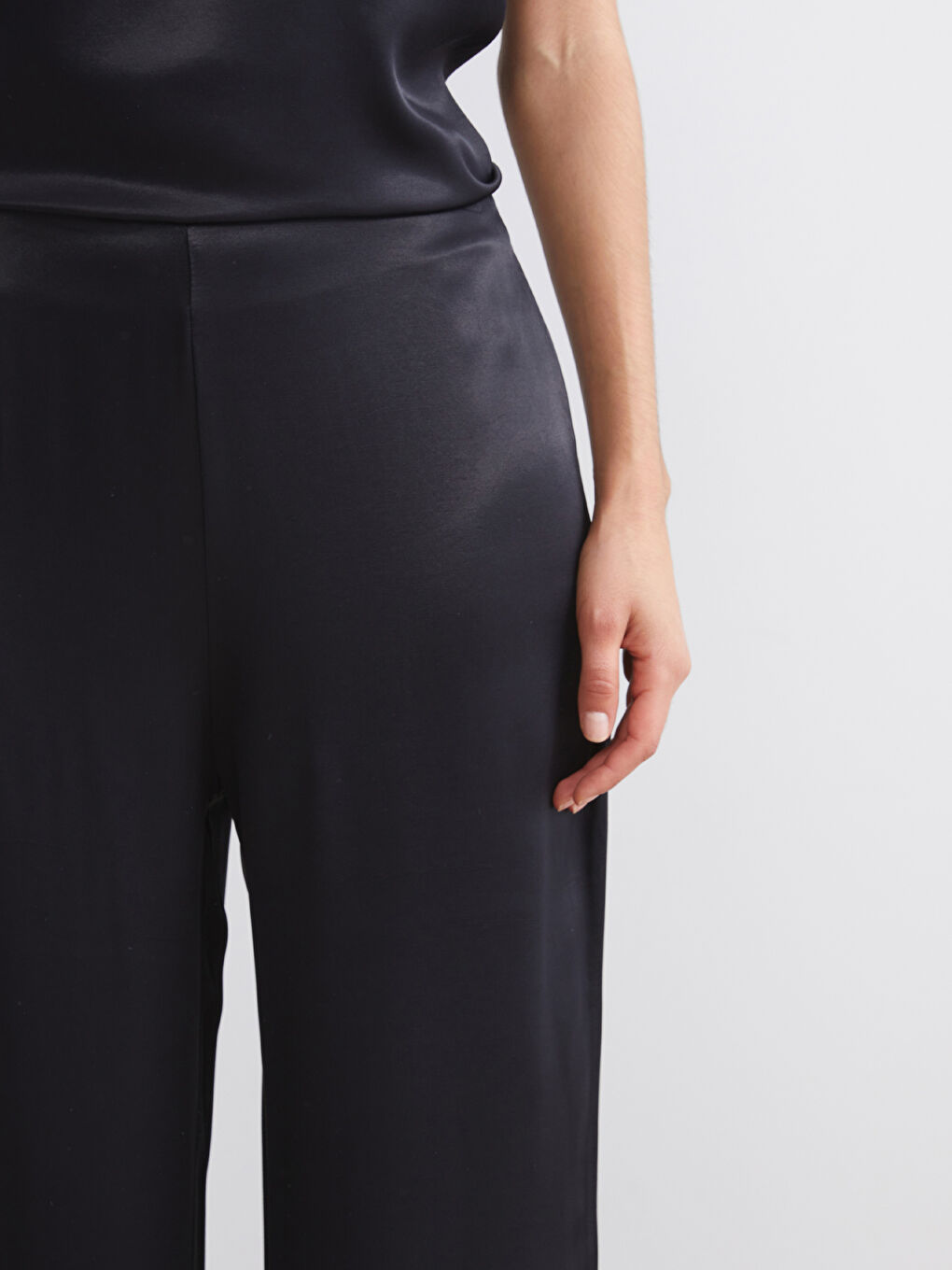 Siyah Loose Fit Saten Kadın Pantolon-2