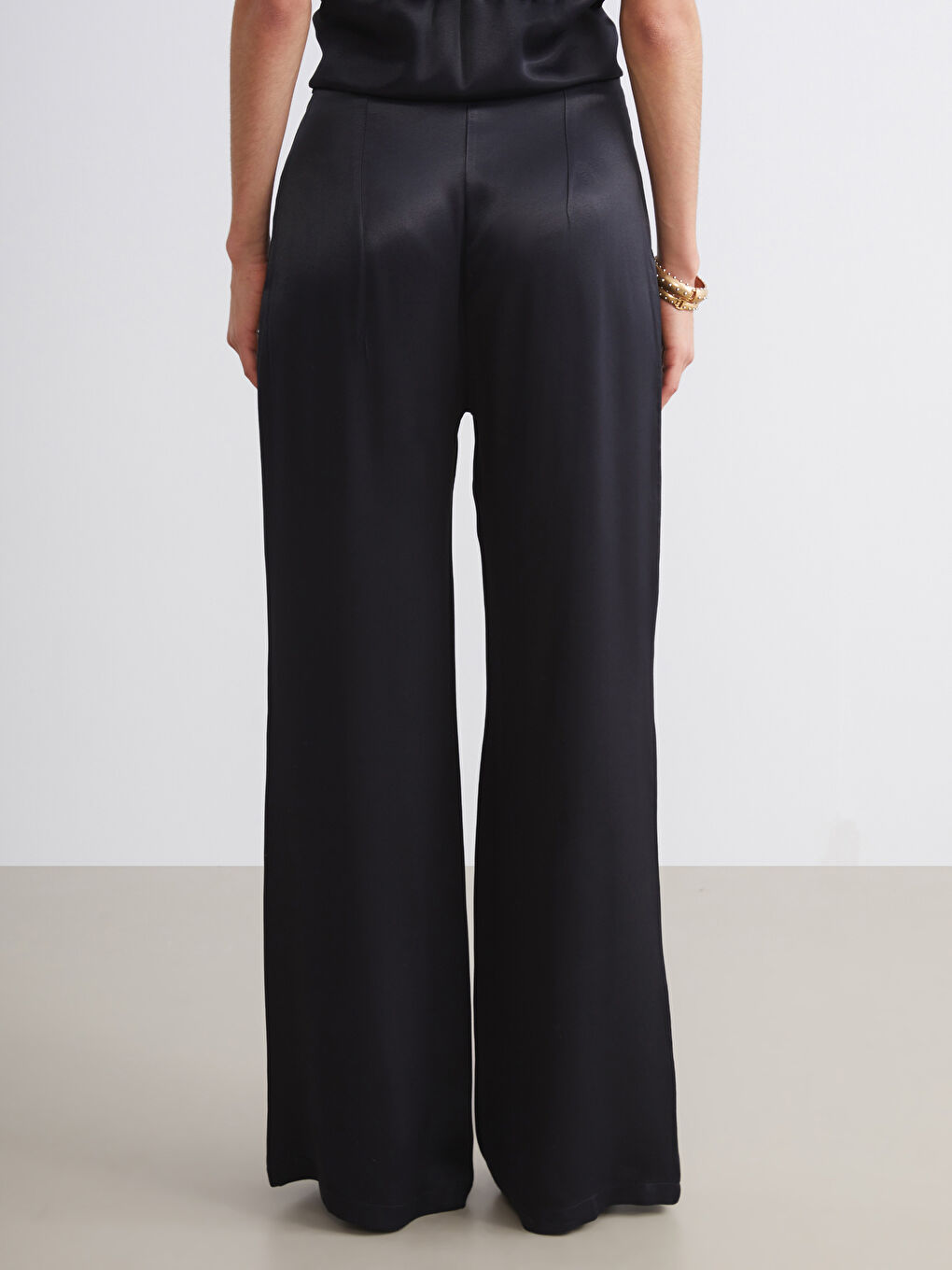 Siyah Loose Fit Saten Kadın Pantolon-3