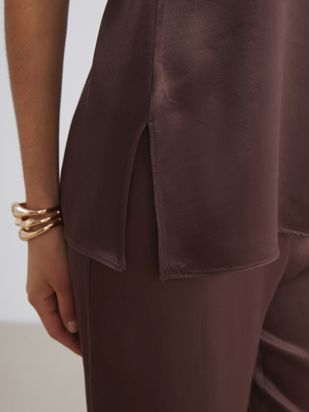 Kahverengi Straplez Yaka Saten Bluz-2