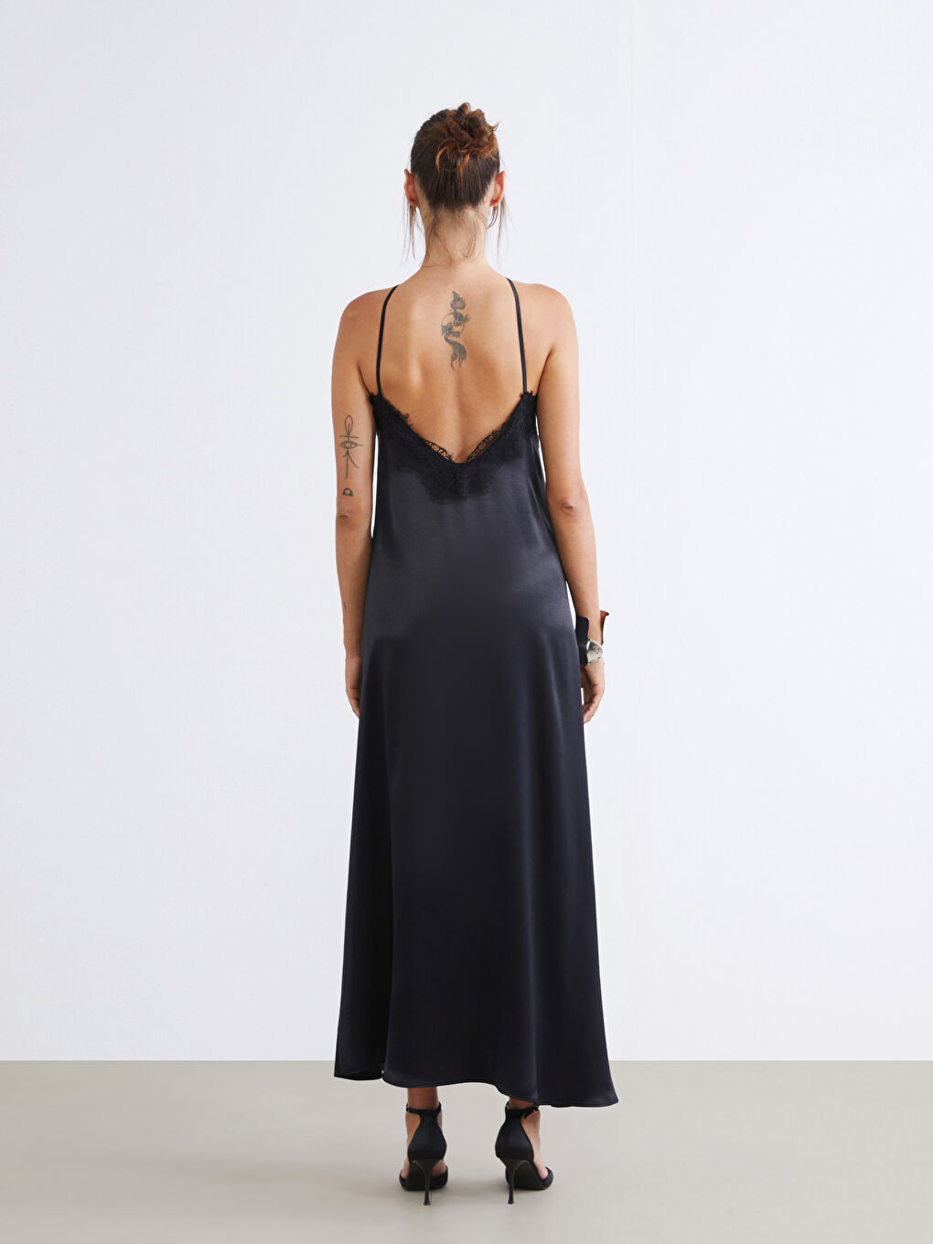 Siyah Halter Yaka Dantelli Saten Elbise-3