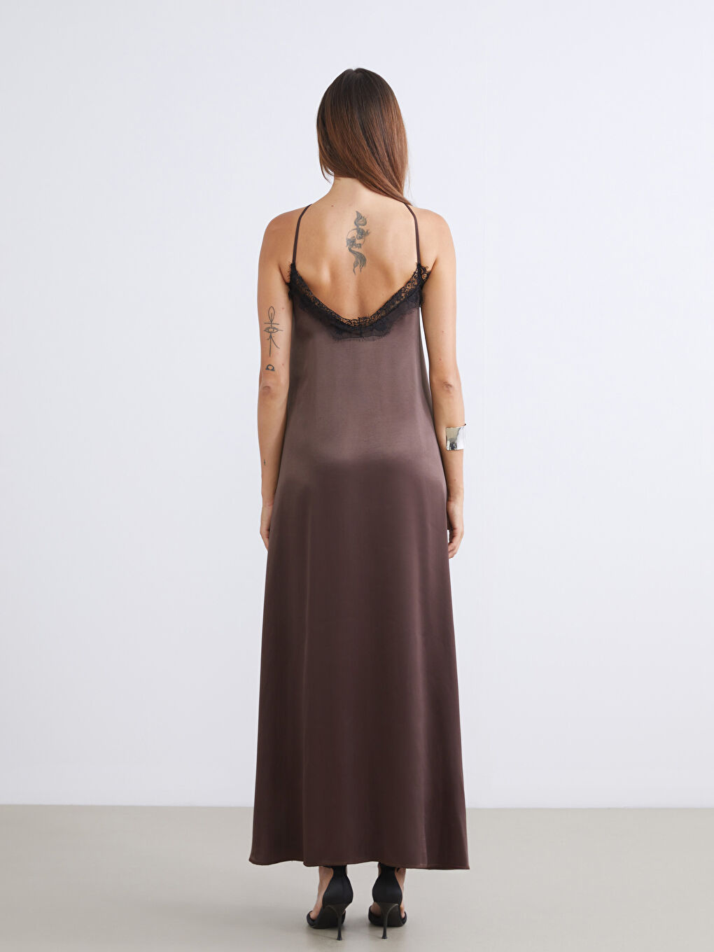 Kahverengi Halter Yaka Dantelli Saten Elbise-3