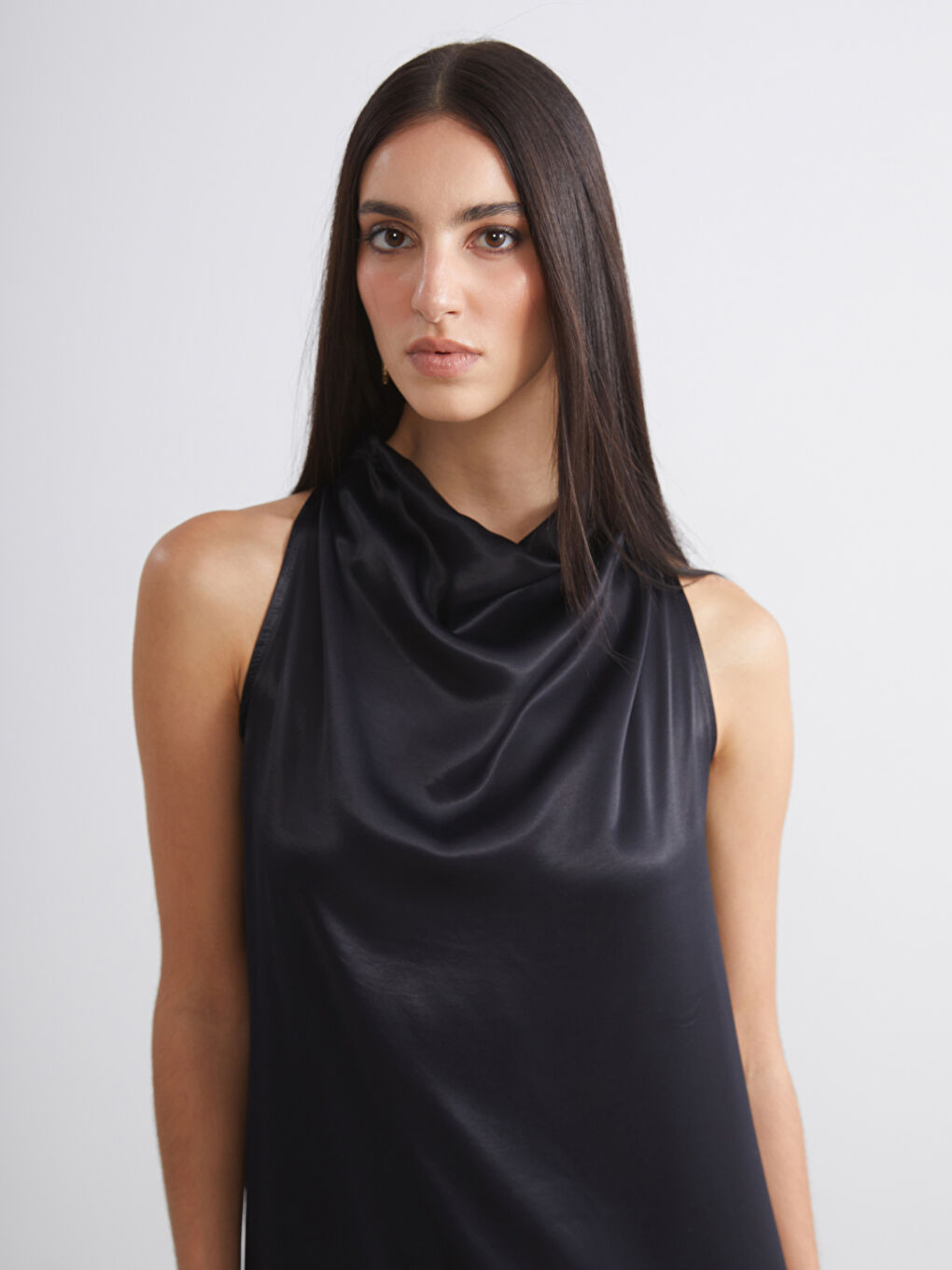 Siyah Dökümlü Yaka Saten Elbise-1