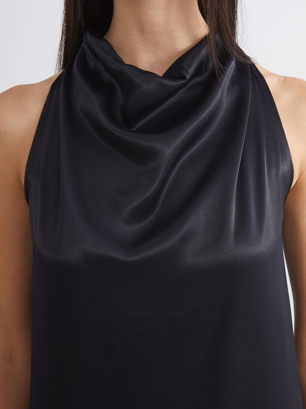 Siyah Dökümlü Yaka Saten Elbise-2