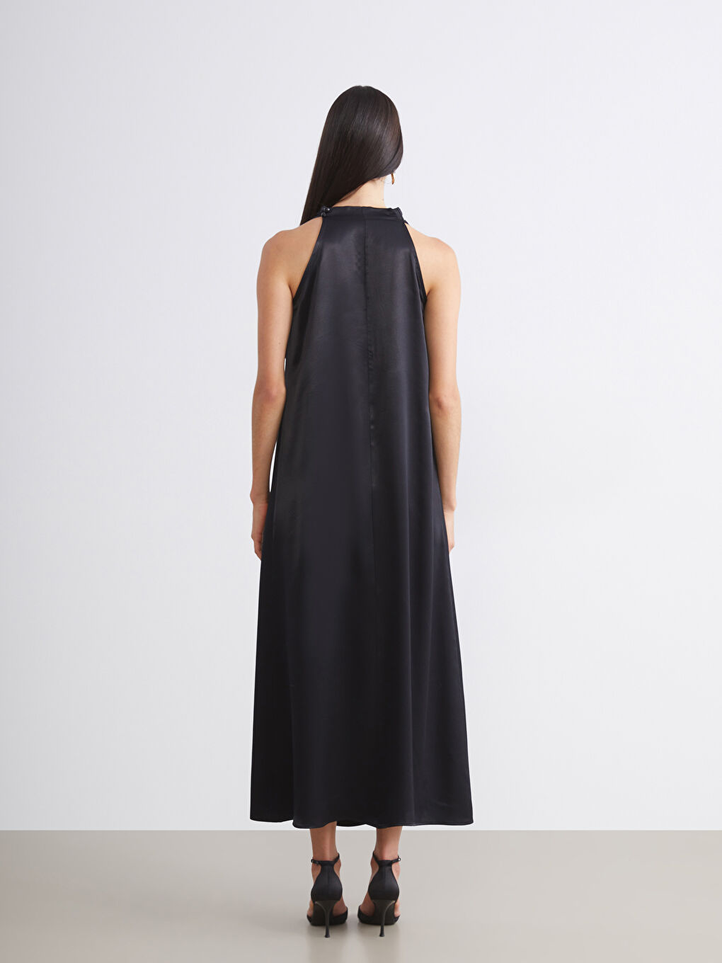 Siyah Dökümlü Yaka Saten Elbise-3