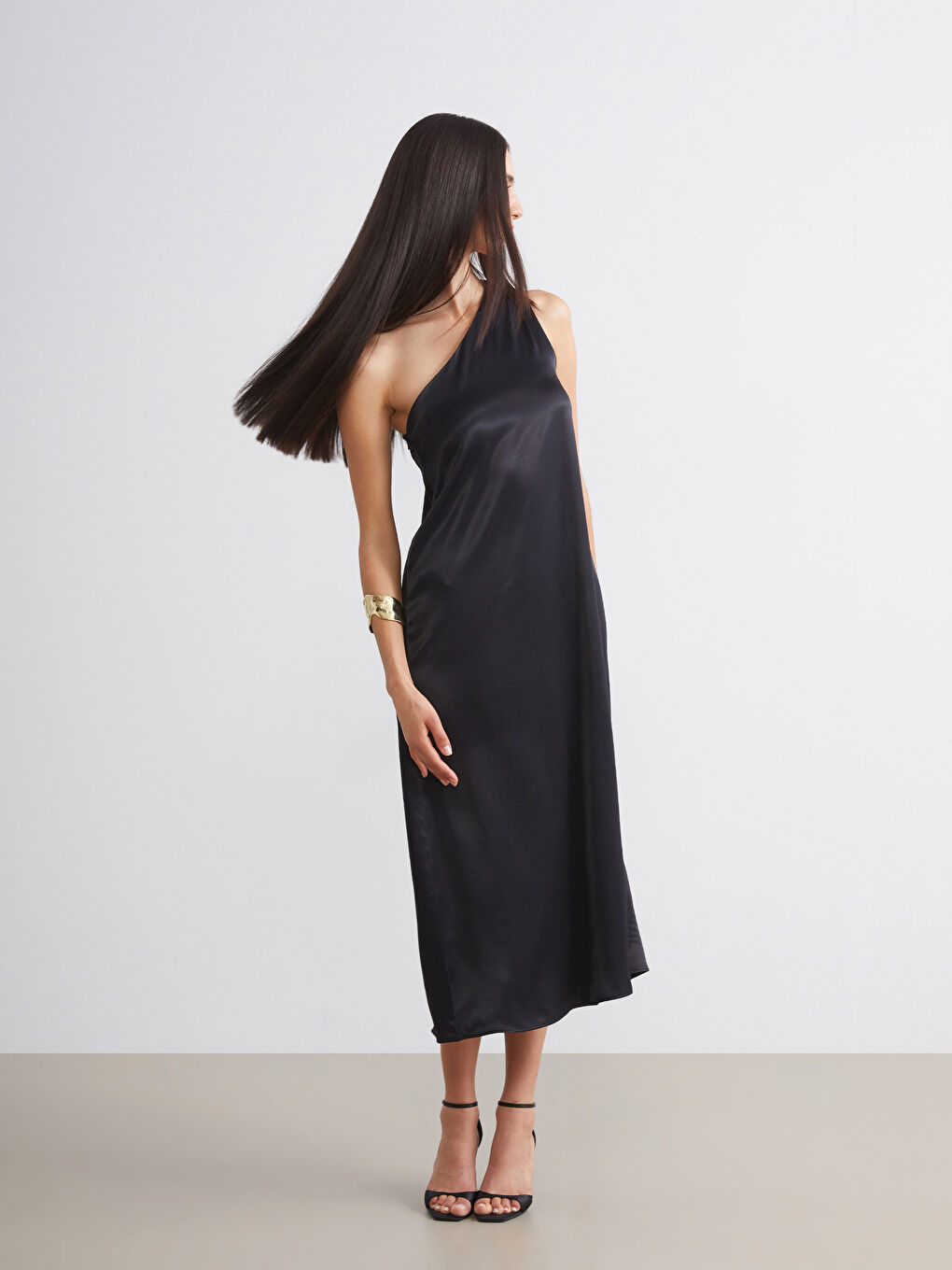 Siyah Tek Omuz Saten Elbise