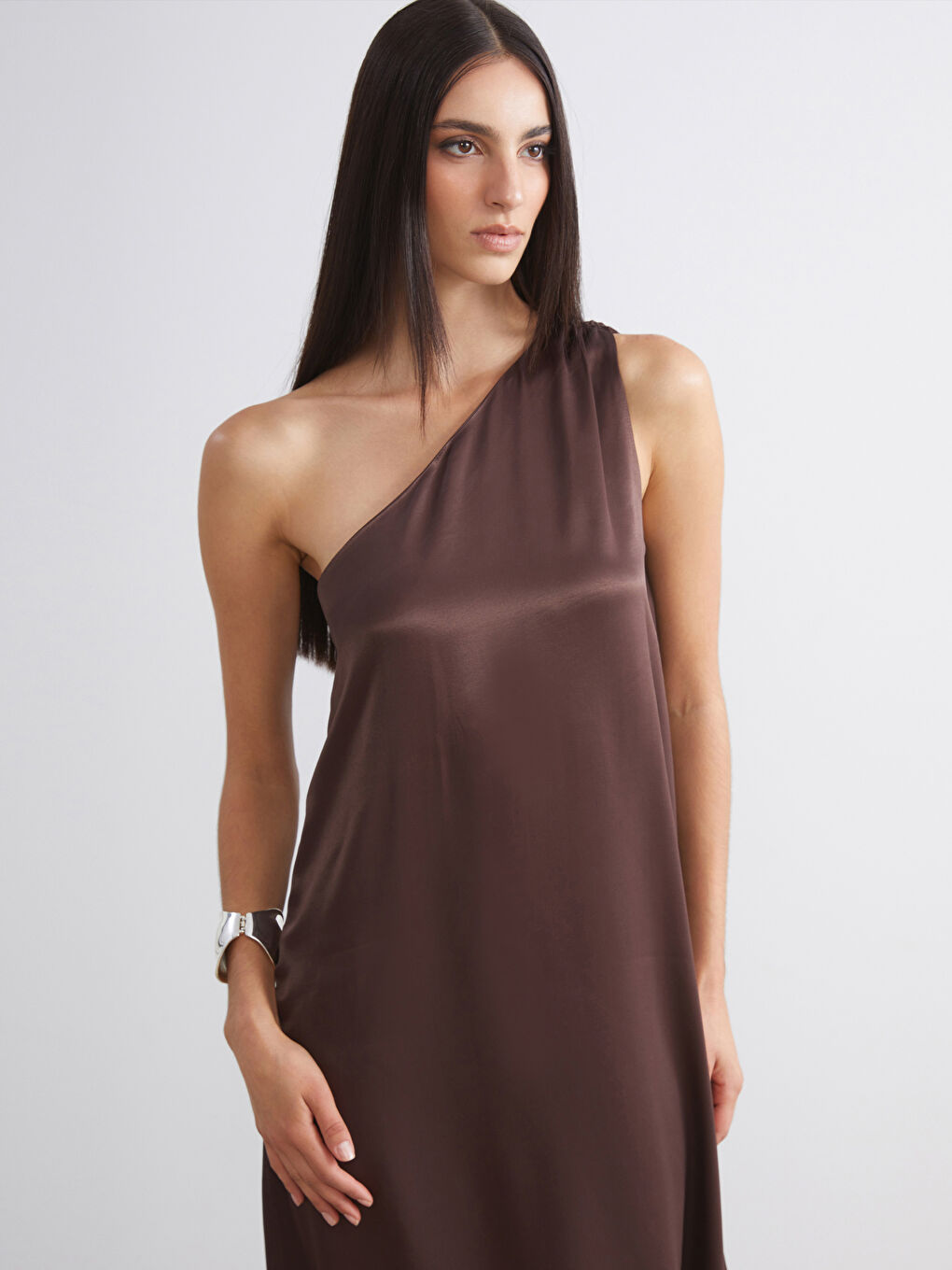 Kahverengi Tek Omuz Saten Elbise-1
