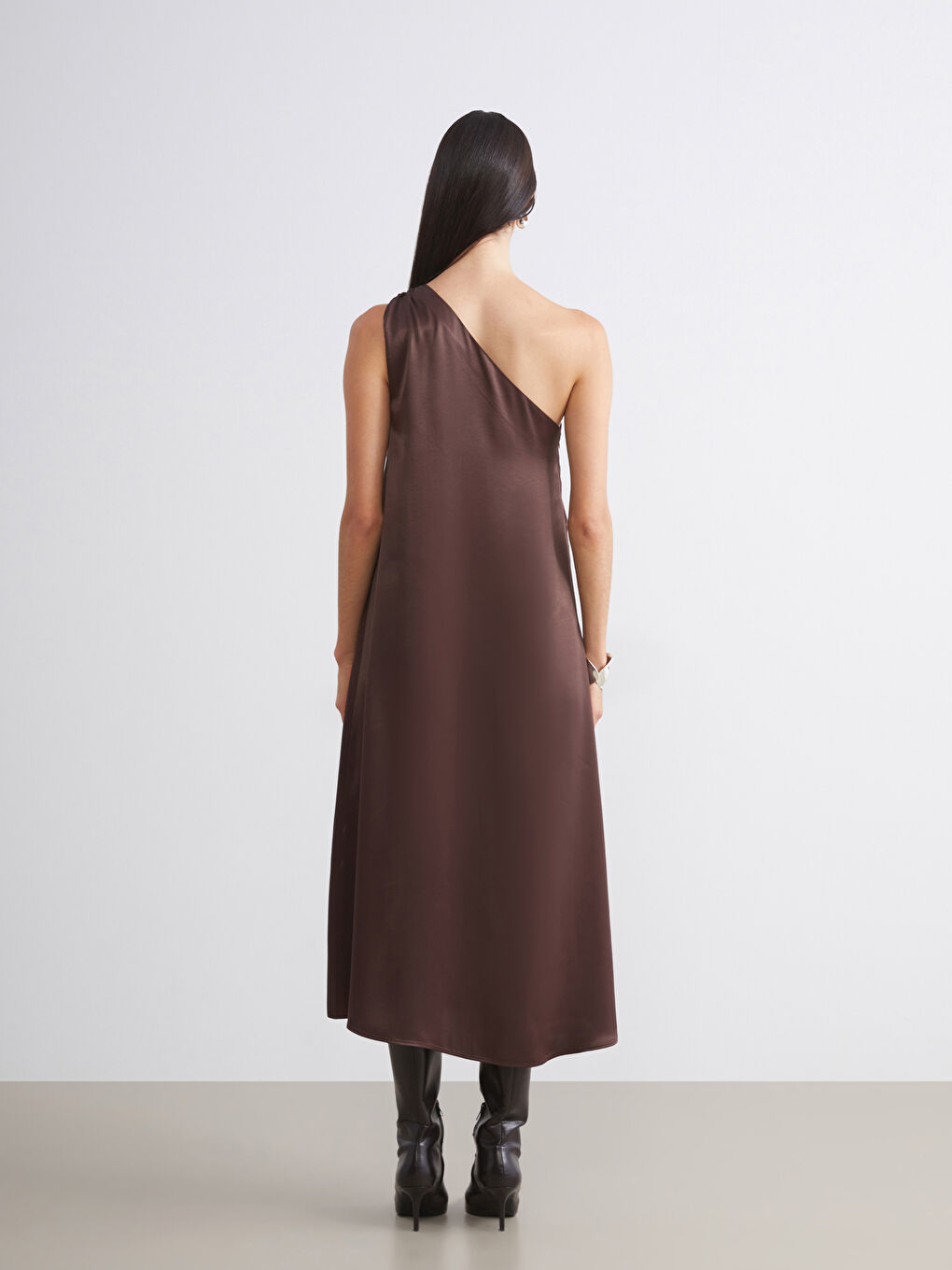 Kahverengi Tek Omuz Saten Elbise-3
